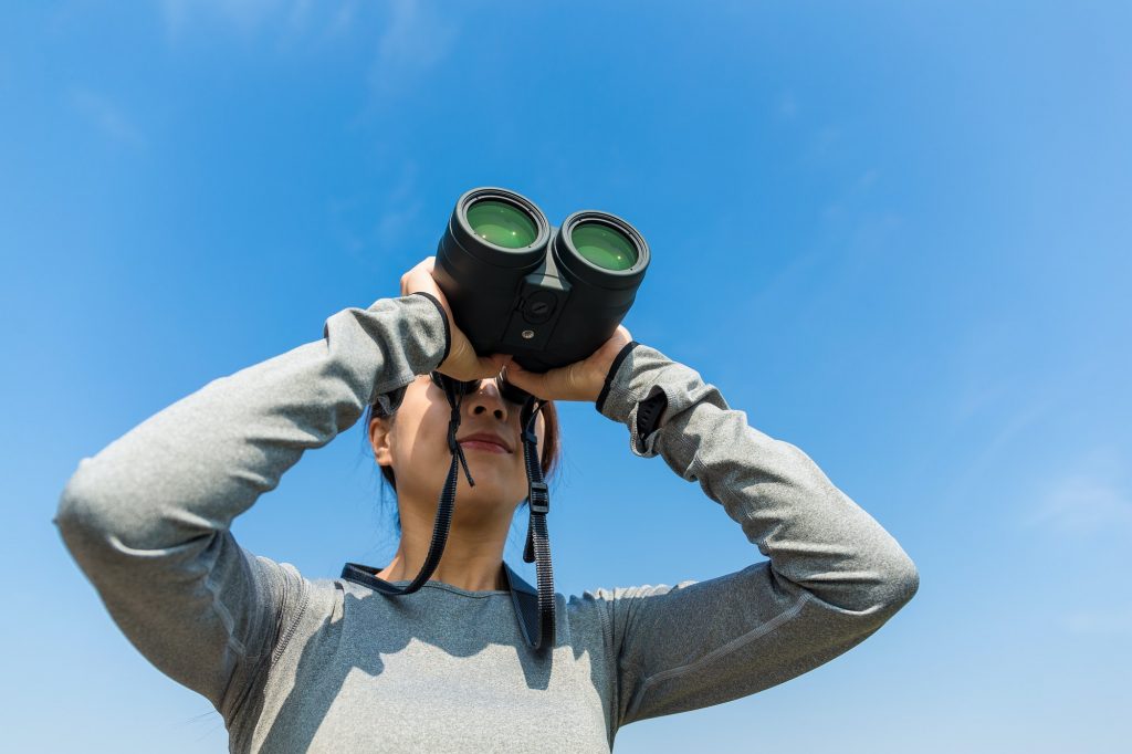 Woman use of the binoculars